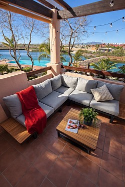 Loungebank balkon met uitzicht op het zwembad
